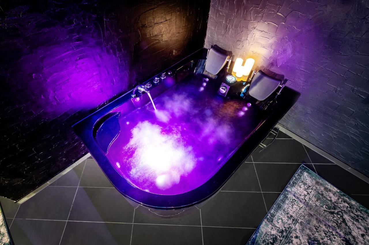 Jacuzzi Cinema Loft Daire Kaunas Dış mekan fotoğraf